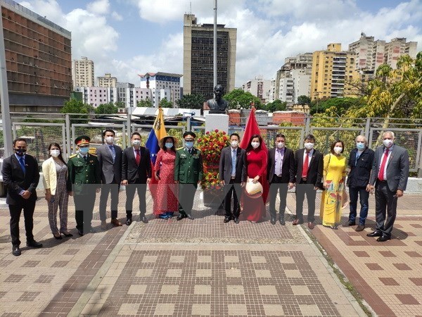 Célébration du 131e anniversaire de la naissance du Président Hô Chi Minh à l’étranger